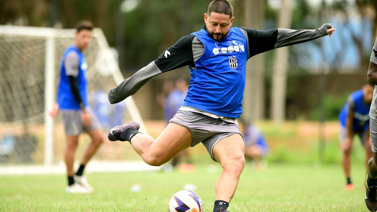 Líder do elenco, o meia Elvis, recuperado de lesão muscular, deve ser a novidade na equipe titular do técnico Rodrigo Santana (Marcos Ribolli)