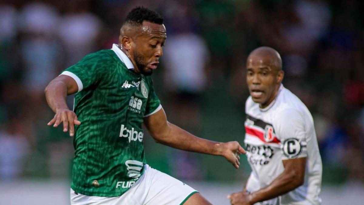Resultado, conquistado com dificuldade, deve dar mais tranquilidade ao técnico Élio Sizenando, cujo trabalho vem sendo contestado pela torcida (Raphael Silvestre/Guarani FC)