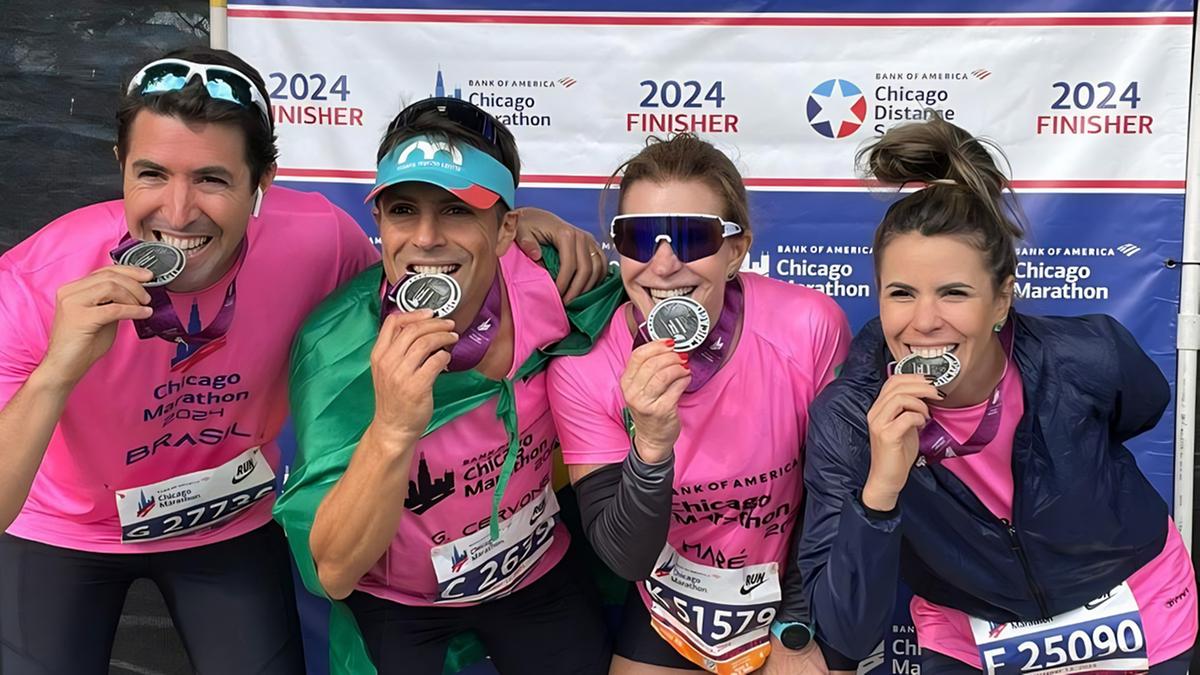 Maré e os filhos após a conclusão da Maratona de Chicago em outubro de 2024 (Divulgação)