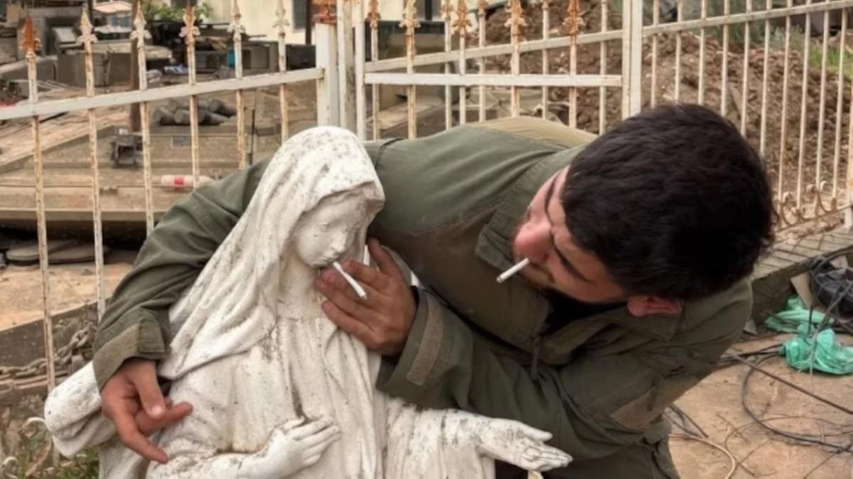Soldado israelense colocou um cigarro na boca de uma estátua da Virgem Maria que fica no sul do Líbano (Reprodução/Rede social)