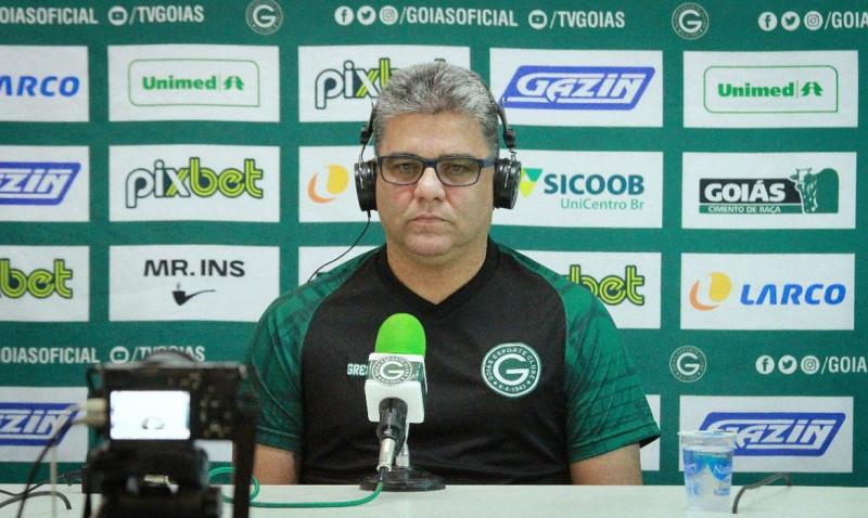 O técnico Marcelo Cabo concedeu entrevista coletiva na tarde desta segunda-feira (Reprodução twitter Goiás Esporte Clube)