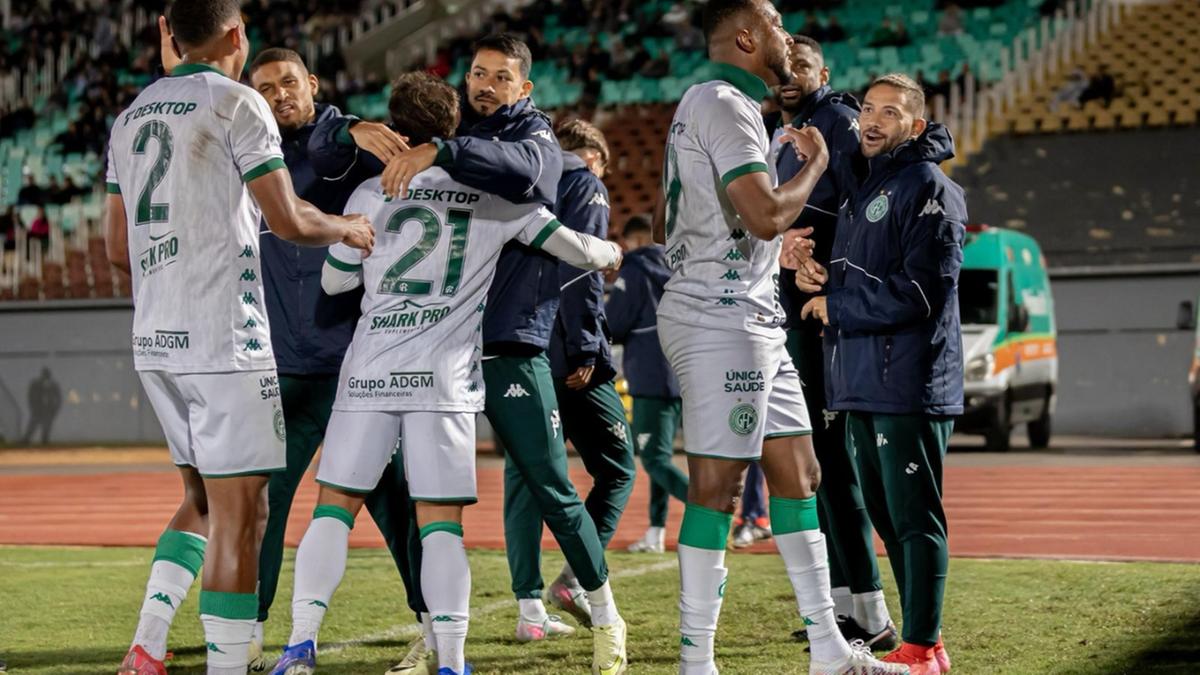 Elenco bugrino celebra no gramado do estádio Willie Davids; equipe construiu vantagem de três gols em apenas 20 minutos de partida (Luiz Viana)