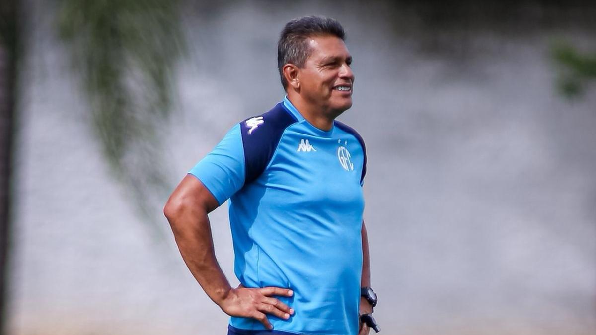 Sob o discurso de "pés no chão", o técnico Élio Sizenando tenta manter a invencibilidade do Guarani na competição e projeta partida truncada no Brinco (Raphael Silvestre\Guarani FC)
