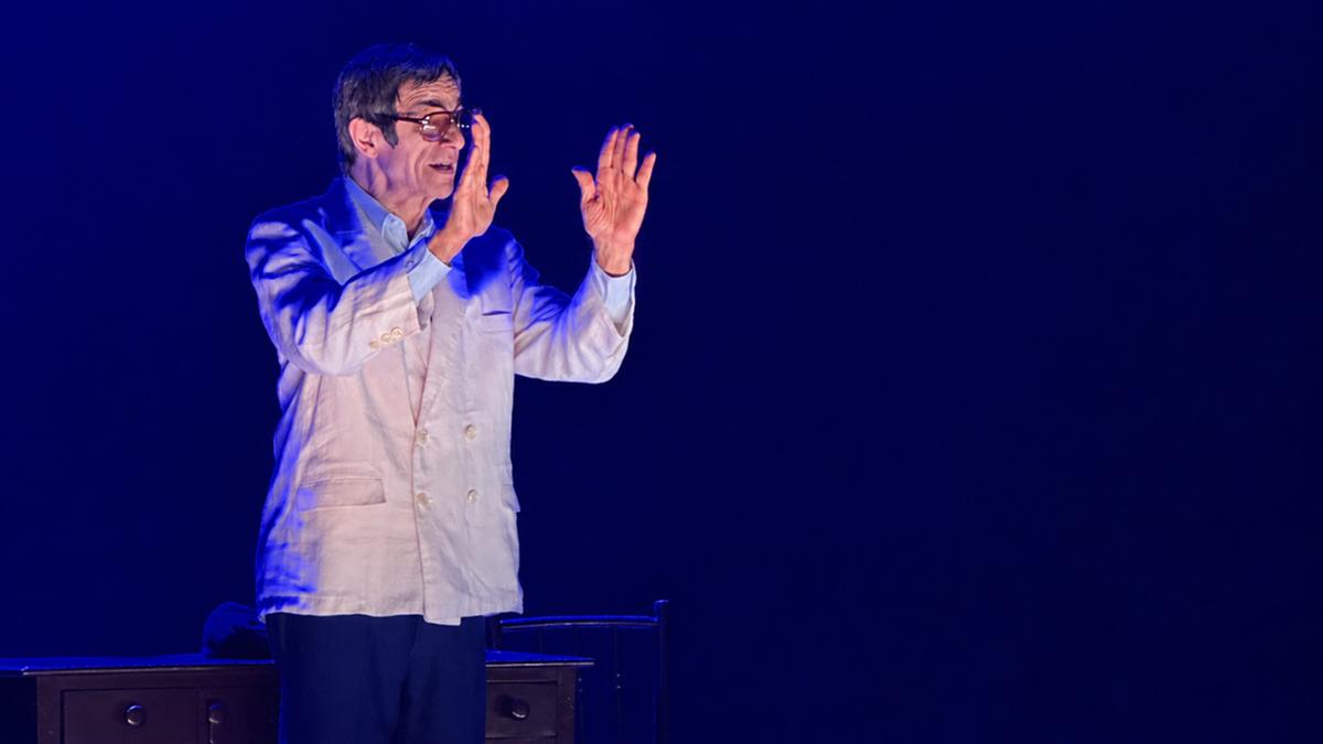 Em cena, o ator João Signorelli conduz o público por uma experiência sensível e profundamente humana (Ranieri Dias/Divulgação)