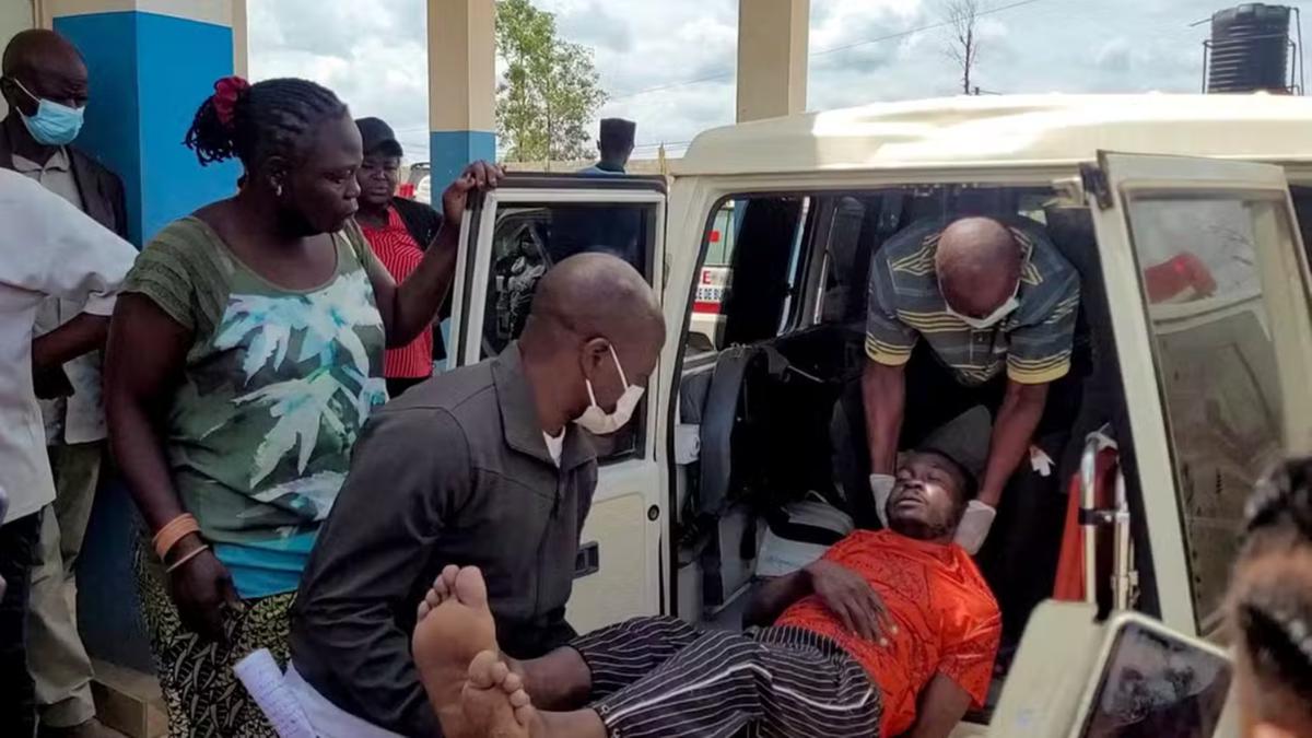 Um homem é retirado de uma ambulância ao chegar ao Hospital Geral de Referência de Bunia, após a confirmação de um surto de Ebola envolvendo a cepa Bundibugyo em Bunia, província de Ituri, República Democrática do Congo, em 16 de maio de 2026 (Reprodução GloboNews / REUTERS/Victoire Mukenge)