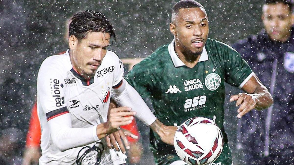 Hebert em disputa de bola: atacante teve um gol anulado ontem (Raphael Silvestre/Guarani FC)