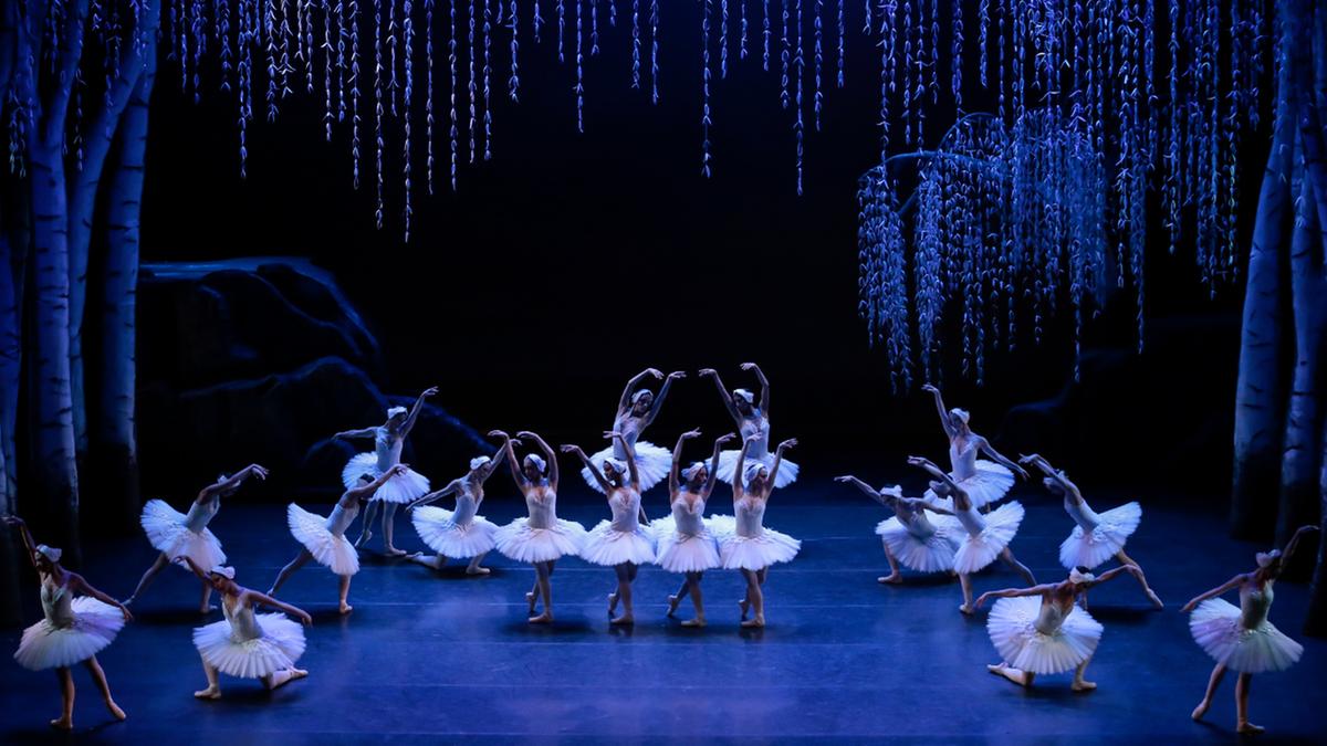 No palco, o público poderá assistir ao segundo ato de uma das obras mais célebres da história do balé e à estreia de “O Som da Chuva”, criação inédita da coreógrafa francesa Joëlle Bouvier (João Victor dos Santos)