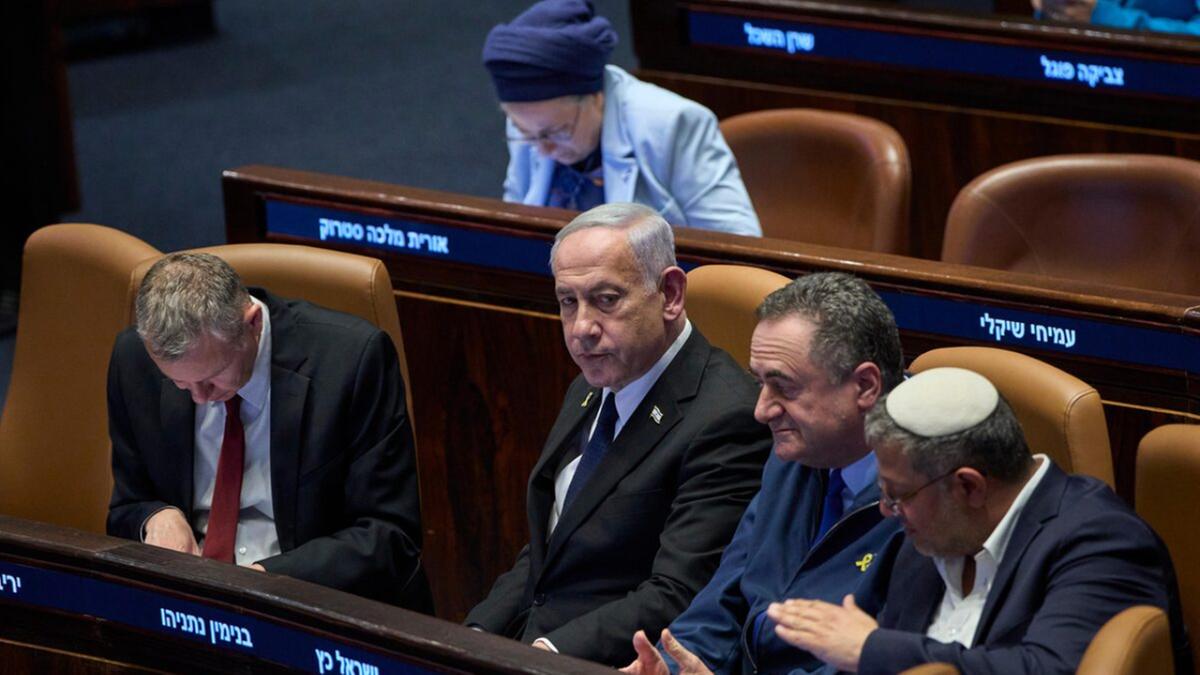 O primeiro-ministro de Israel, Binyamin Netanyahu, rodeado por ministros durante uma sessão do Knesset, o Parlamento israelense, em Jerusalém (Ohad Zwigenberg/AP)