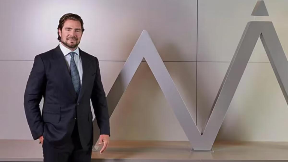 Daniel Vorcaro, dono do Banco Master, em frente à logo da empresa (Divulgação)