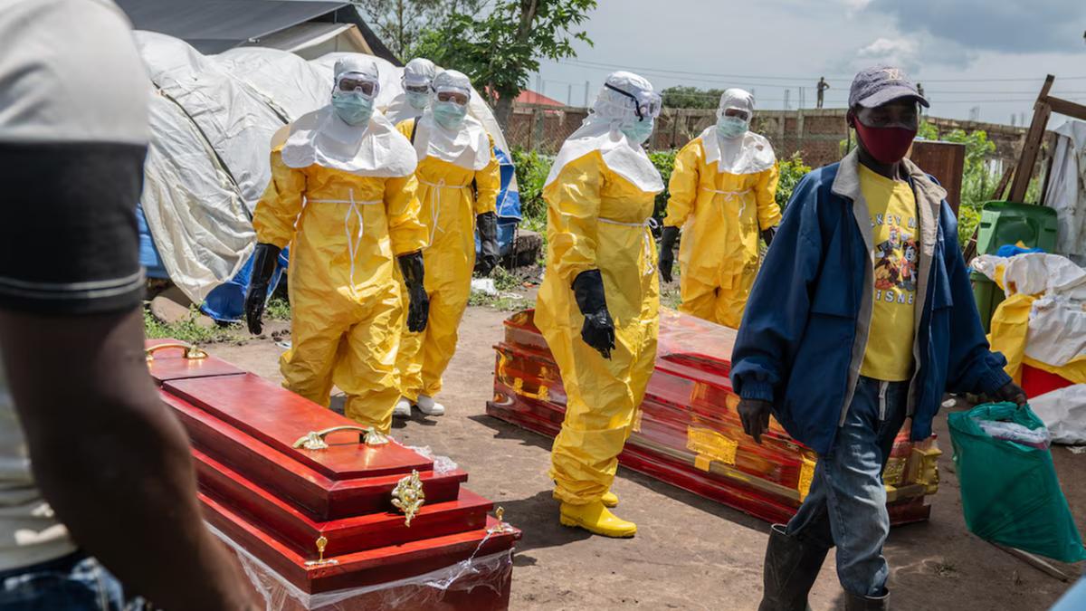 Trabalhadores da Cruz Vermelha chegam a um centro de saúde para transportar pessoas que morreram em decorrência do ebola em Rwampara, no Congo, na quarta-feira, 20 de maio de 2026 (AP Photo/Moses Sawasawa)