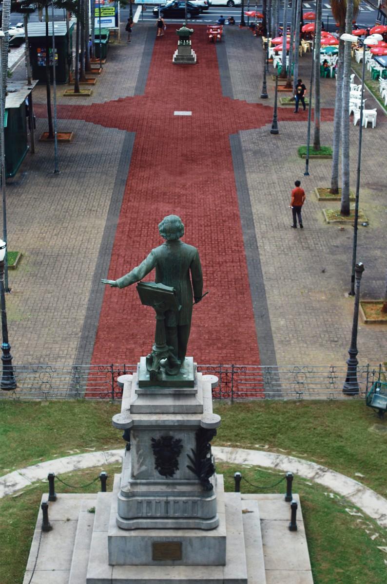 Vistas de costas, as estátuas de Carlos Gomes e Bento Quirino (ao fundo). A marca branca entre os monumentos é o marco zero da cidade (Ricardo Lima/ Correio Popular)