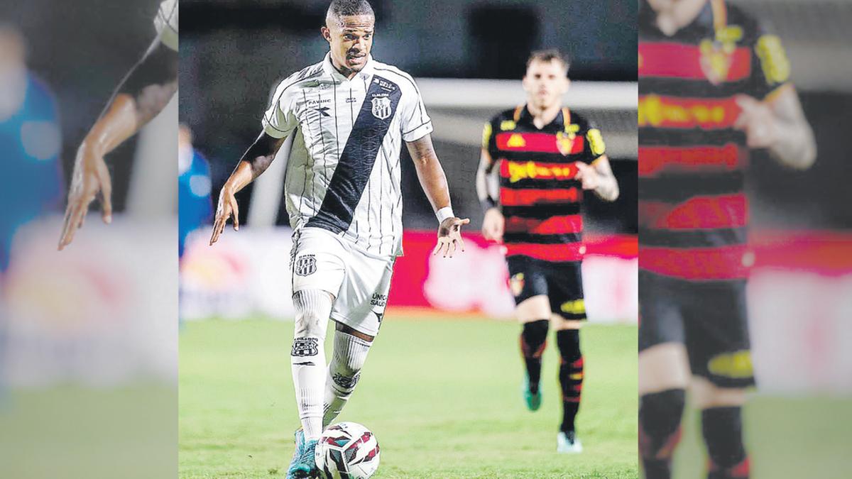 Sem William Pottker, com um desconforto muscular, e Luís Phelipe, que alegou estar gripado sequer viajou, David da Hora assume vaga no ataque alvinegro (Reprodução/Instagram)