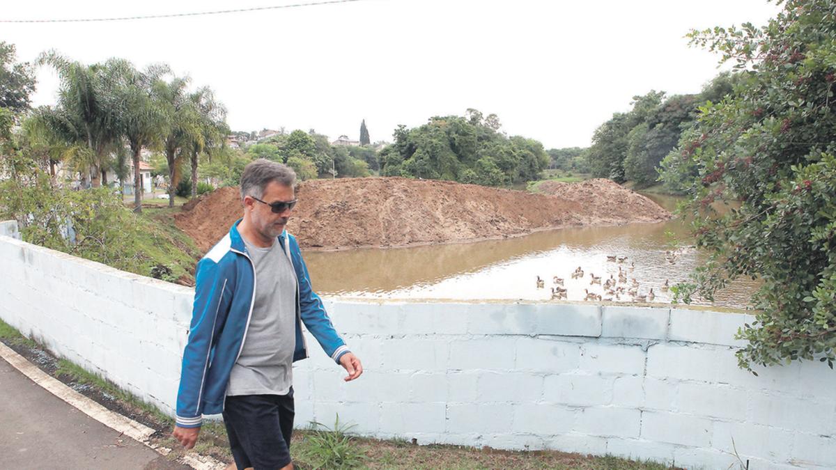 Sedimentos retirados passam agora por secagem em uma área do parque para depois serem levados ao aterro sanitário Delta A; Lagoa do Jambeiro é um dos 25 parques e bosques de Campinas (Rodrigo Zanotto)