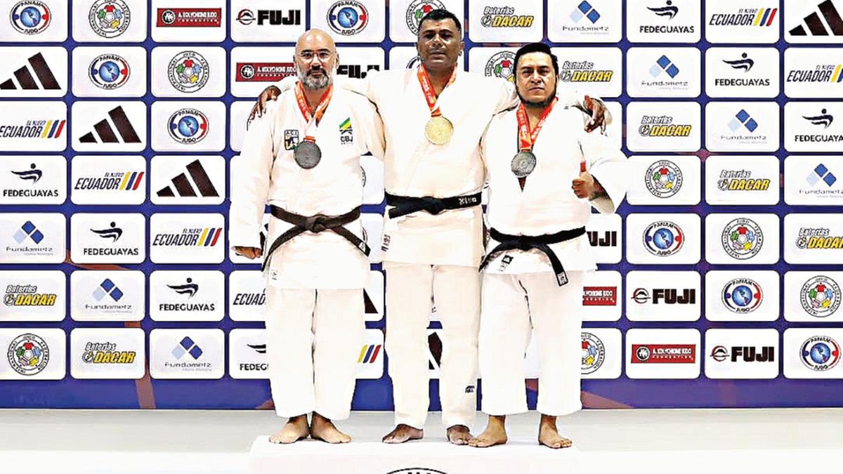 Pódio da categoria M3 (40 a 44 anos), meio-pesado (-100kg) no Pan-americano de Guayaquil com a presença de Allan Silas Calux, da Associação Campineira de Judô (Divulgação)