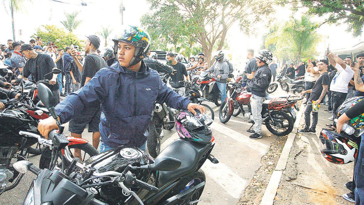 Dezenas de amigos e familiares se juntaram na tarde de ontem, em frente ao Cemitério dos Amarais, para se despedir de Patrick; momento foi marcado pela manifestação de motoboys que, juntos, aceleraram as motocicletas como homenagem ao jovem (Kamá Ribeiro)