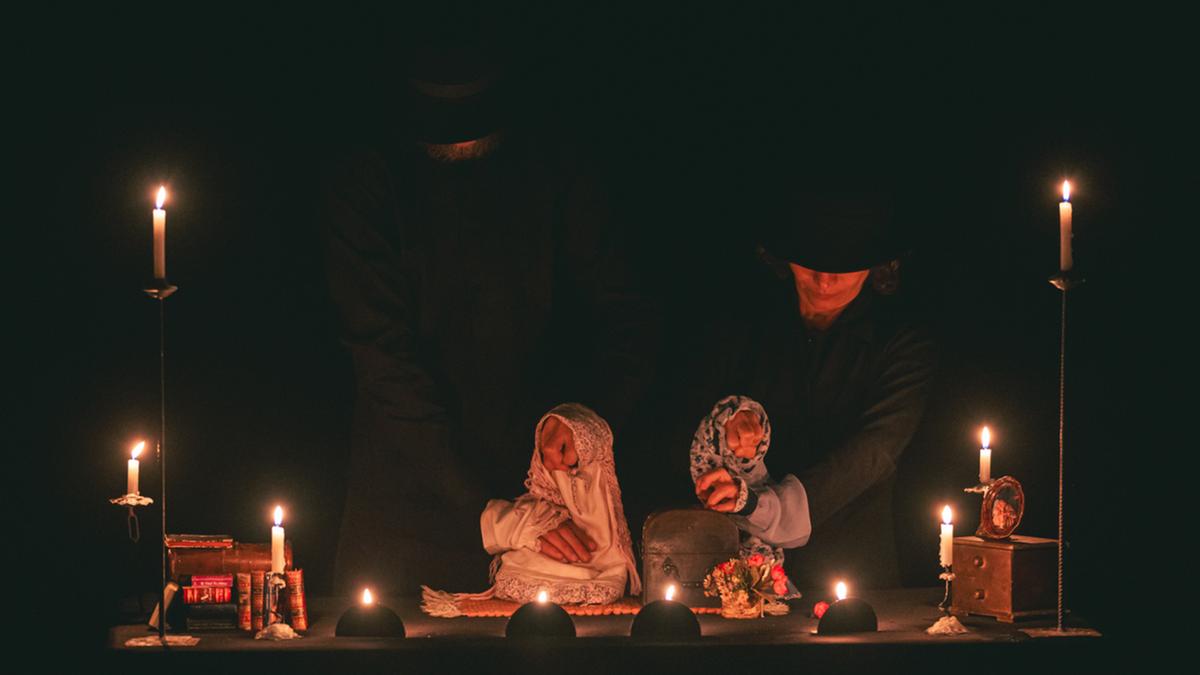 Bonecos de mesa, máscaras, teatro de sombras, marionetes, mamulengo e experimentações híbridas aparecem em montagens que transitam entre o poético, o político e o filosófico (acervo Caravan Maschera)