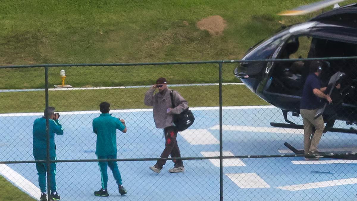 Neymar desembarca de helicóptero na Granja Comary (Pedro Kirilos/Estadão)