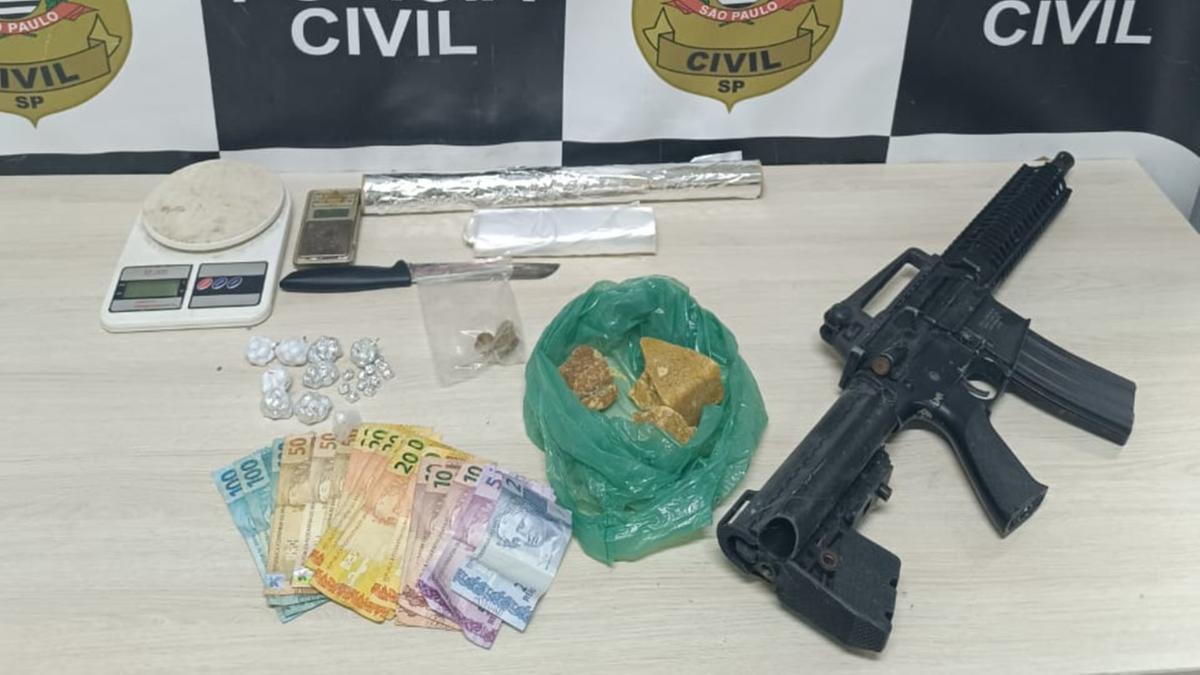 Os investigadores encontraram a arma falsa e também duas balanças digitais, 116 porções de crack e um Citroën preto; os dois foram presos na casa onde moram, na Vila Prost de Souza (Polícia Civil)