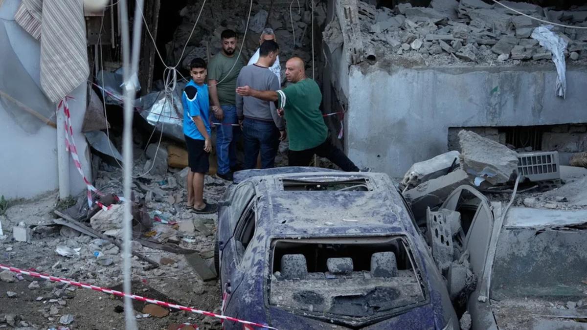 Um prédio destruído por um ataque aéreo israelense na cidade portuária de Tiro, no sul do Líbano, na quinta-feira, 28 de maio de 2026 (AP)
