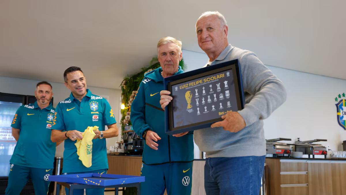 Luiz Felipe Scolari é homenageado por Carlo Ancelotti na Granja Comary (Rafael Riberio/CBF)