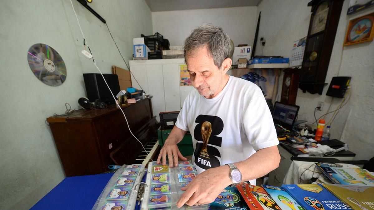 “Cada figurinha é um real, mas têm as especiais que comercializamos por R$ 25. Quanto mais antiga, mais cara”, contou Jorge de Almeida Souza (Alessandro Torres)
