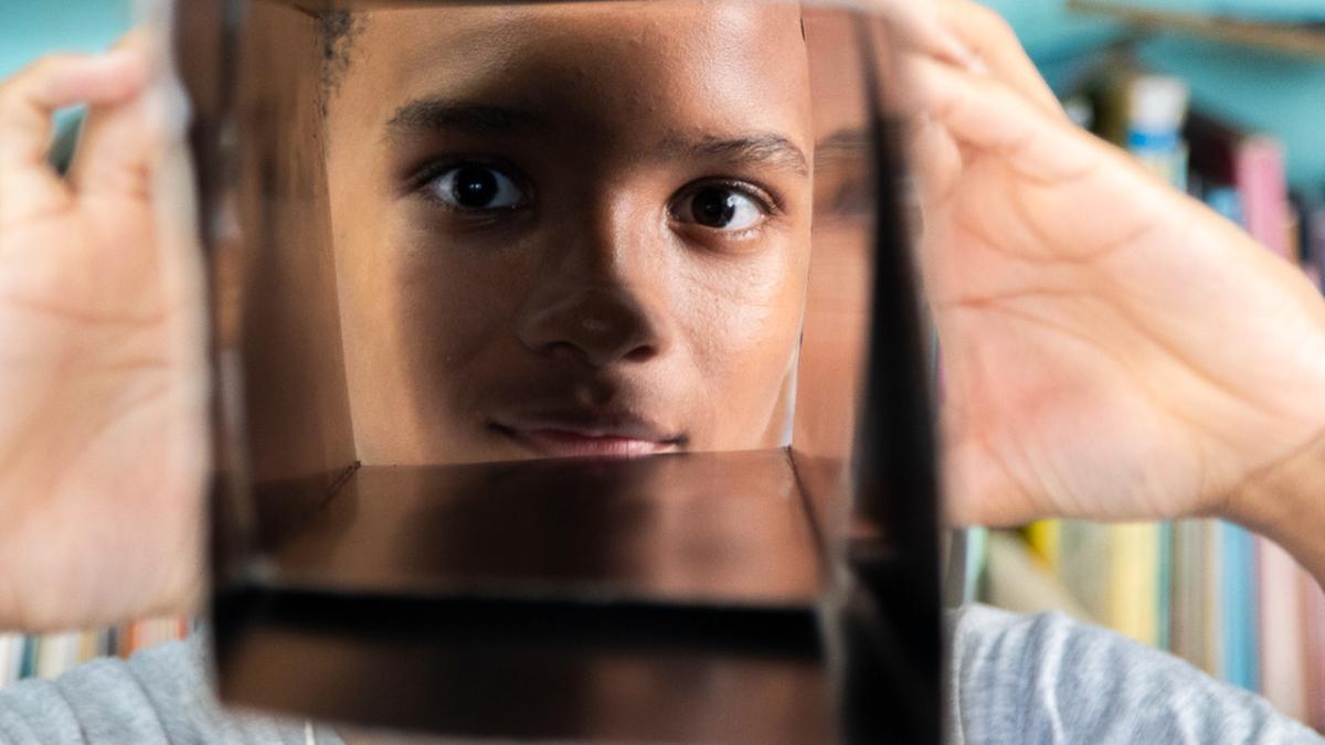Para crianças e jovens, a câmera se transforma em ferramenta de expressão, pertencimento e criação artística, ampliando formas de olhar o mundo, compreender o território onde vivem e reconhecer a própria identidade (Regina Pitta)
