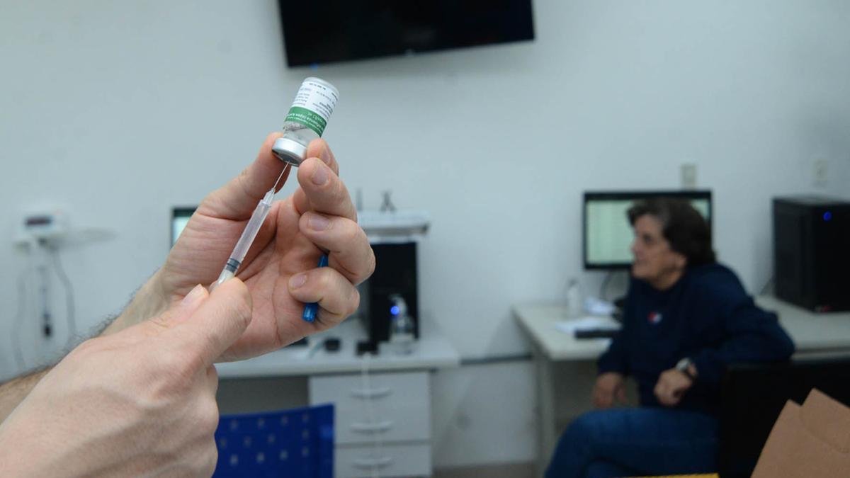 "Além de proteger individualmente, a vacina ajuda a diminuir a transmissão do vírus e a reduzir a pressão sobre os serviços de saúde”, disse a diretora do Centro de Vigilância Epidemiológica (CVE) da SES-SP, Tatiana Lang (Alessandro Torres)