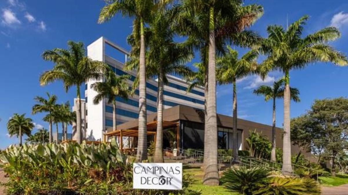 Realizada pela primeira vez em um mall, a edição deste ano ocupa um prédio de estilo contemporâneo com corredores envidraçados e integração com a paisagem externa, criando um percurso que mescla ambientes residenciais, corporativos, gastronômicos e voltados à qualidade de vida (Fred Fernandes)
