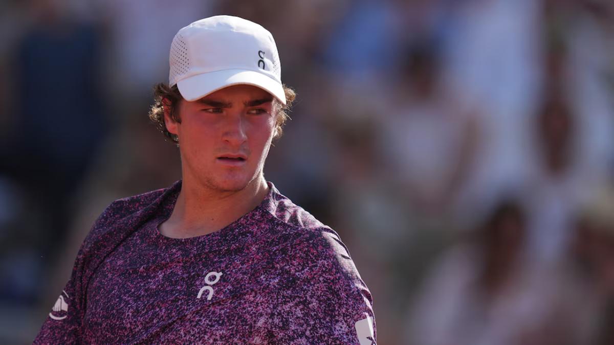 João Fonseca encara Casper Ruud em Roland Garros (Thibault Camus/AP)