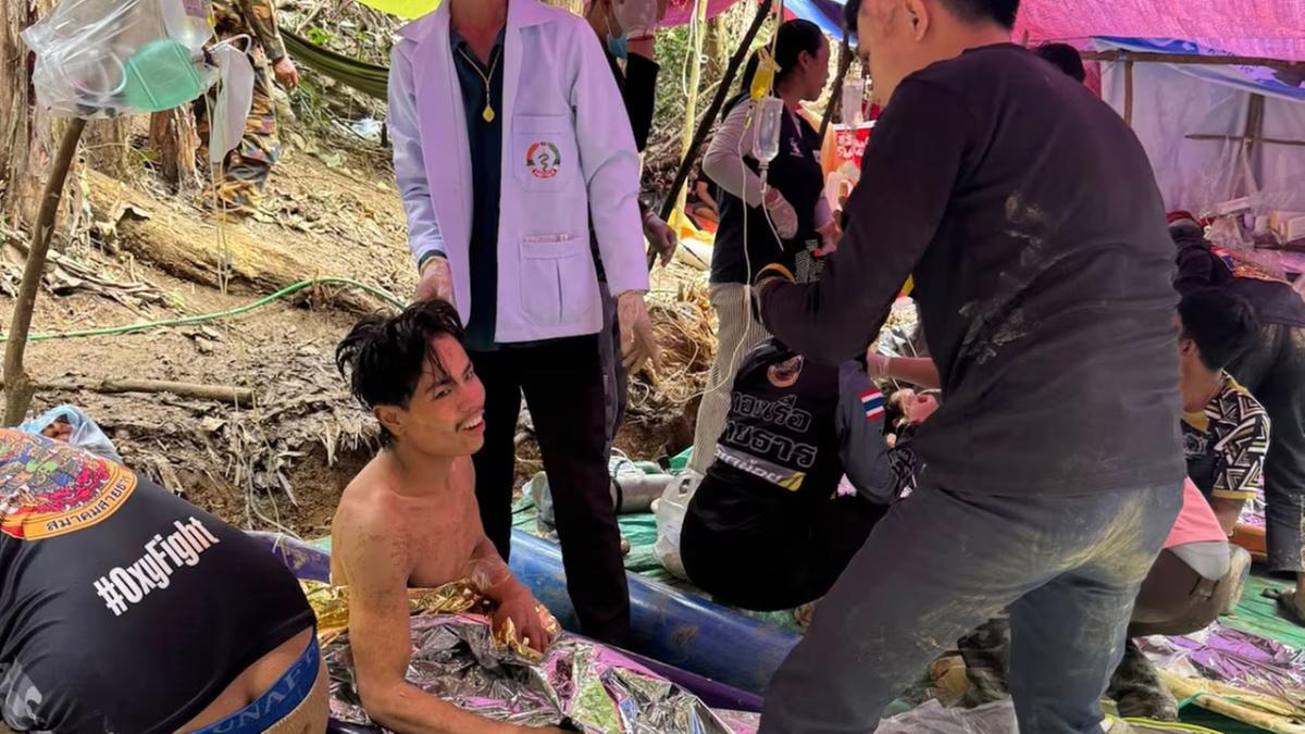 Equipes de resgate conseguiram resgatar com segurança os moradores que haviam ficado presos em uma caverna na província de Xaisomboun, Laos (Associação de Voluntários para o Povo do Laos via AP)