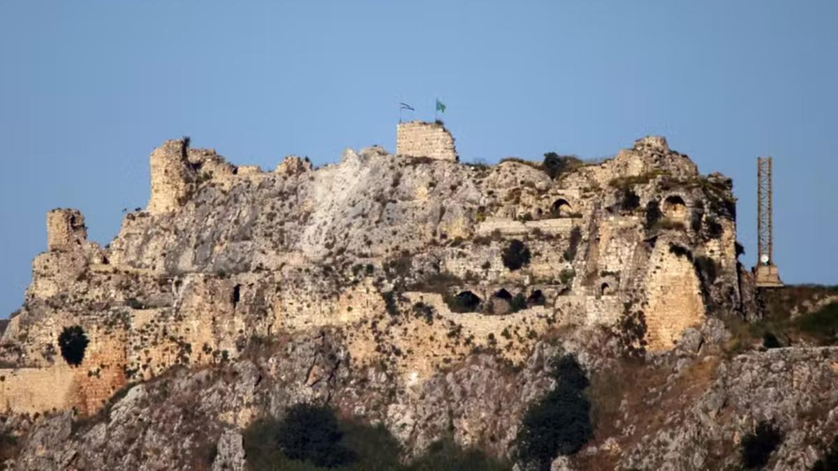 Uma bandeira israelense tremula sobre o castelo medieval de Beaufort, conhecido localmente como Qalaat al-Shaqif ou Shaqif Arnoun, visto da área de Marjayoun, no sul do Líbano, em 31 de maio de 2026 (AFP)