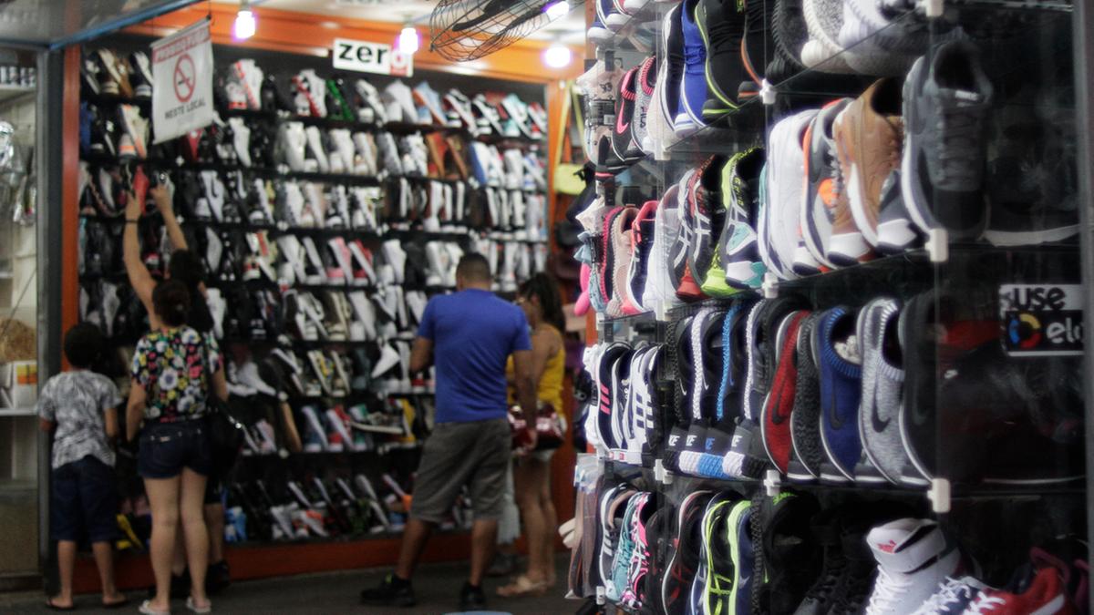 Além das medicações, outros produtos falsificados, como calçados, roupas, perfumes, celulares, cartuchos de impressora, aspiradores de pó, causam prejuízo à economia formal; comerciante de produtos ilegais pode ser preso e indiciado por falsificação, contravenção de produtos, sonegação fiscal, crime contra as relações de consumo e crime de estelionato (Kamá Ribeiro)