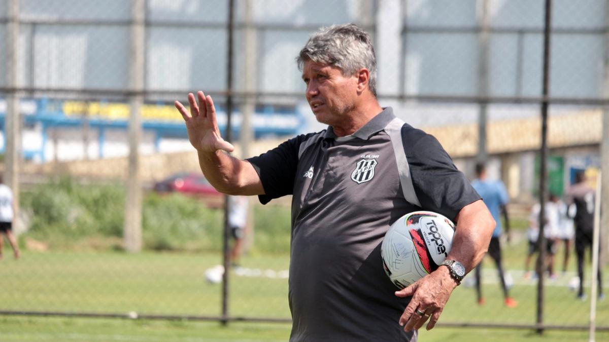 Auxiliar permanente do clube, Edson Boaro deve comandar a Macaca no duelo contra o Botafogo; diretoria ainda tenta acerto com novo treinador (Diego Almeida/PontePress)