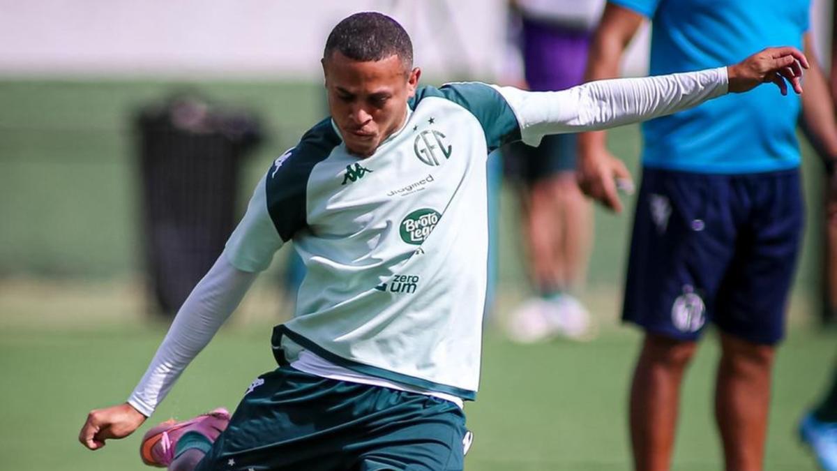 Peça-chave na estratégia de Elio Sizenando, o meia João Paulo dita o ritmo na criação de jogadas a fim de aumentar a eficiência do ataque bugrino (Raphael Silvestre\Guarani FC)