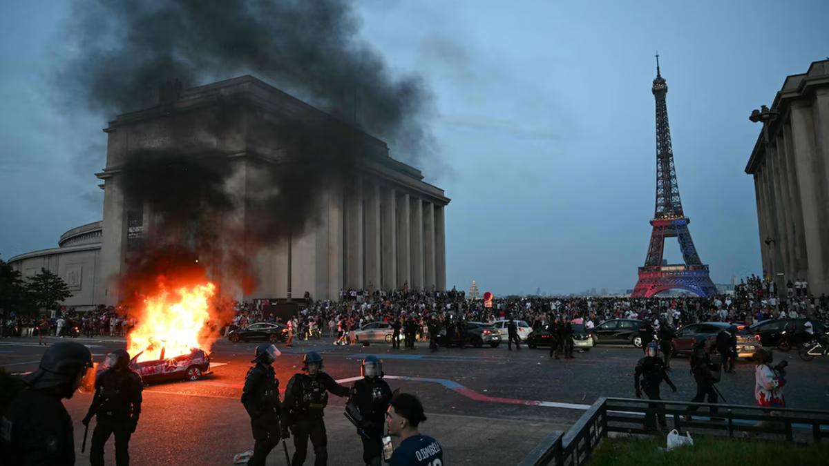 Carro é incendiado enquanto torcedores do PSG comemoram o título da Champions League (Lou Benoist/AFP)