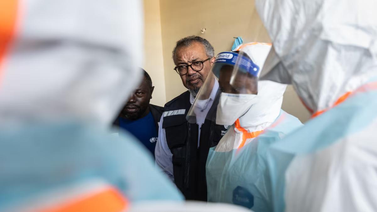 Diretor-geral da OMS, Tedros Adhanom Ghebreyesus, durante a inauguração de um novo centro de tratamento de ebola em Bunia (Moses Sawasawa/AP)