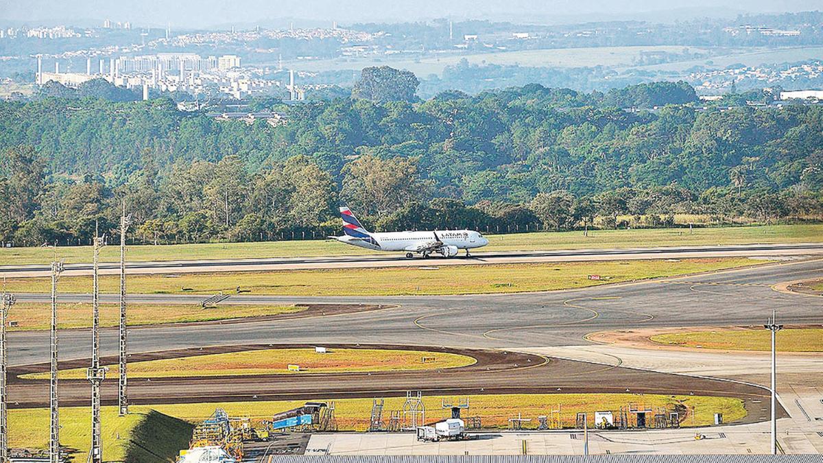 Nova pista serviria como alternativa para evitar o colapso dos aeroportos de Cumbica e Congonhas (Alessandro Torres)