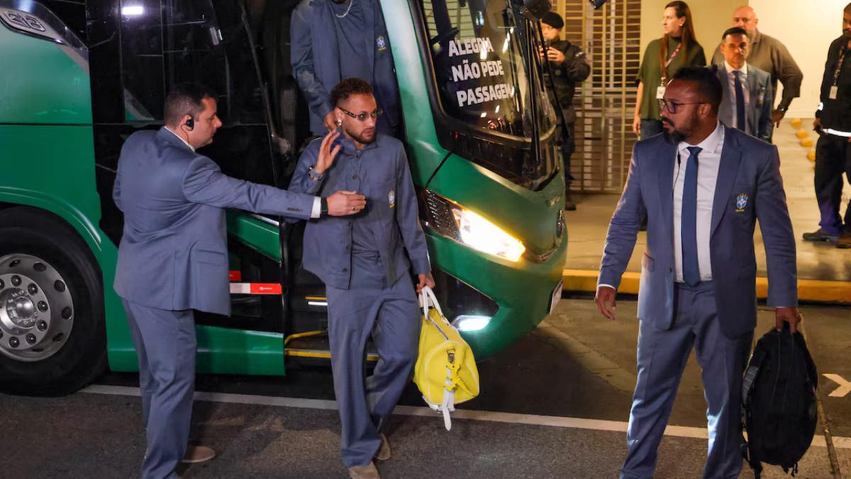 Neymar foi um dos mais ovacionados pela torcida que acompanhou seleção no hotel e no aeroporto (Pedro Kirilos/Estadão)