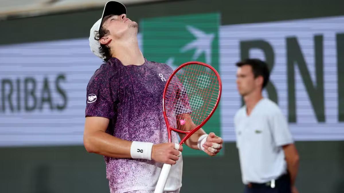 João Fonseca se lamenta durante partida contra Jakub Mensik, em Roland Garros (Clive Brunskill/Getty Images)