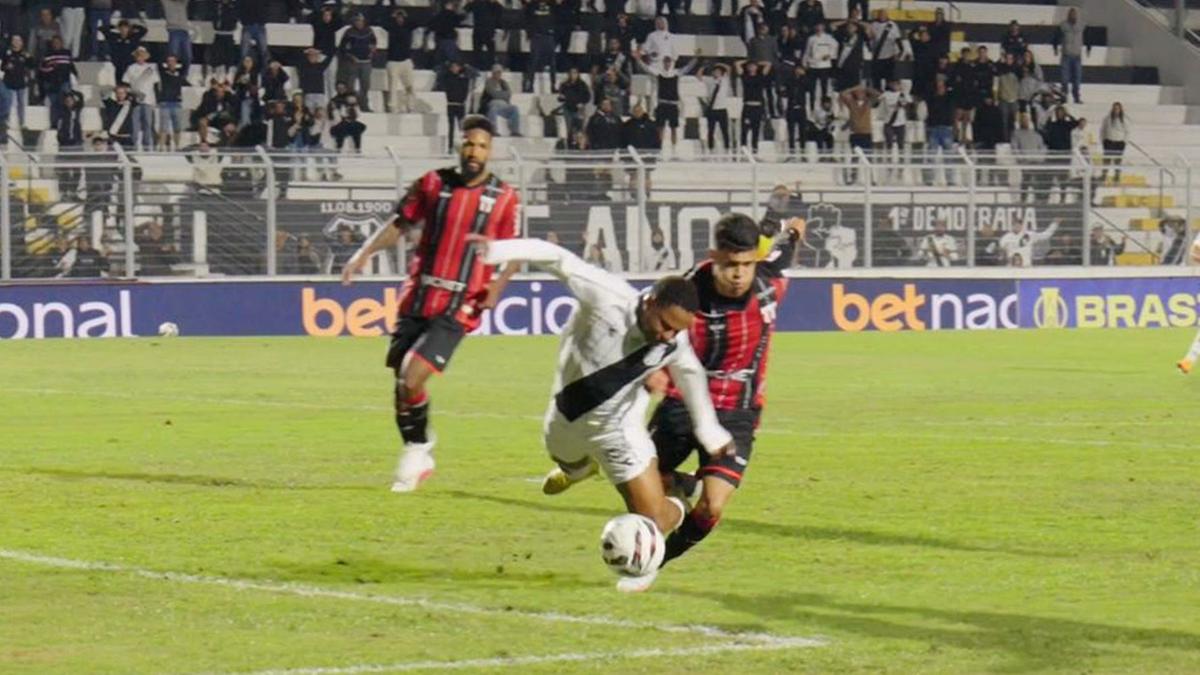 O exato instante em que Daniel Baianinho é derrubado por zagueiro do Botafogo-SP: árbitra Edina Alves não revisou o lance no VAR (Igor Henrique/PonTV)