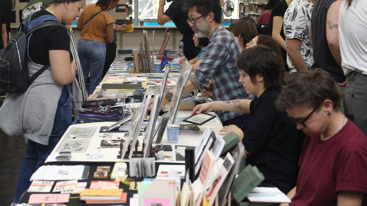 O público encontra desde zines e livros até gravuras, serigrafias, fotografias, ilustrações e outras produções em papel (Ricardo Lima)