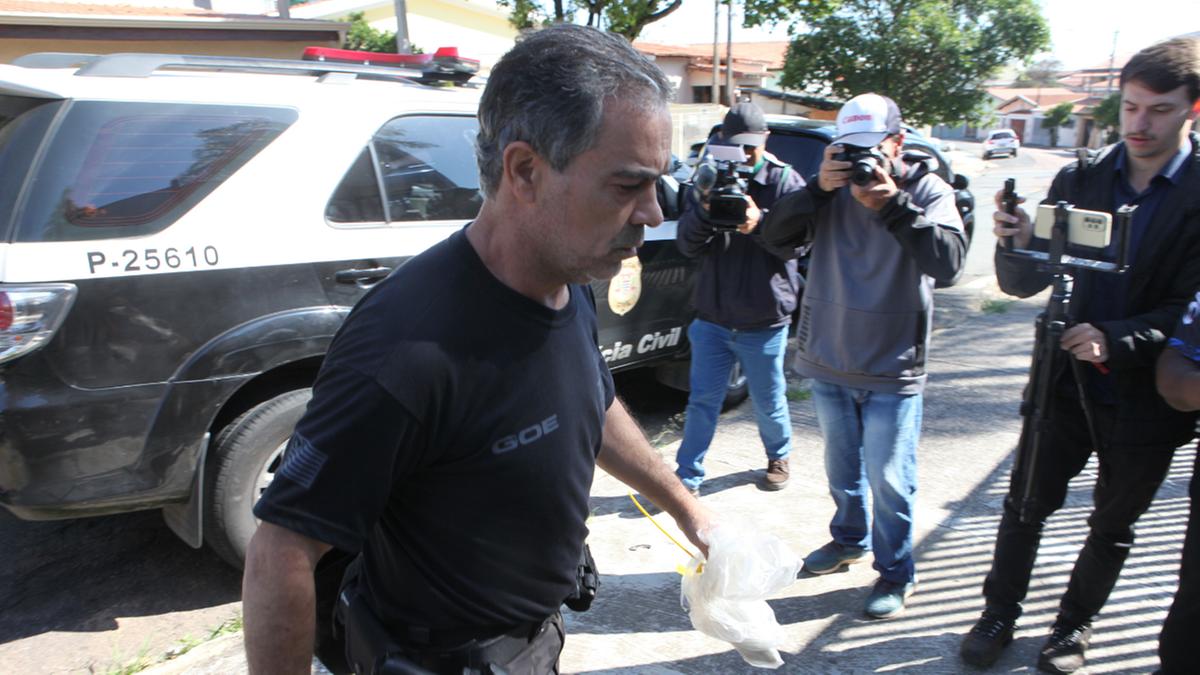 Policial chega à sede da Polícia Civil com parte do material coletado na operação de ontem (Rodrigo Zanotto)