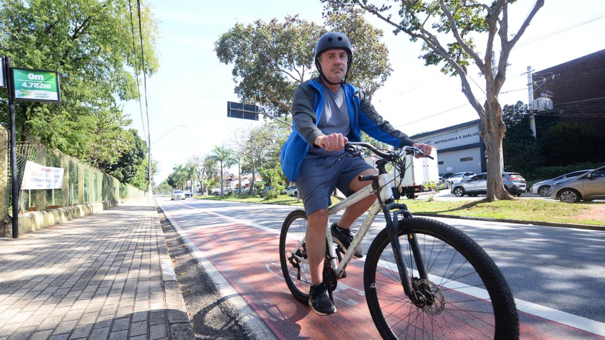 O professor de inglês João Paulo Pavageau, de 60 anos, tomou em 2022 a decisão de vender o carro e se locomover pelas ruas da cidade de bicicleta (Alessandro Torres)