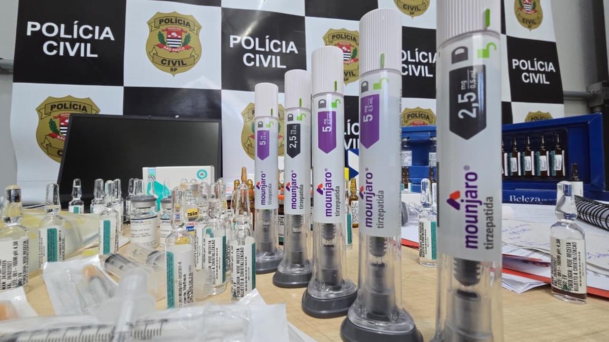 Policiais da Delegacia de Investigações Gerais (DIG) encontraram seis canetinhas emagrecedoras, 89 ampolas com medicamentos, 16 frascos, uma bolsa com soro fisiológico, 38 agulhas hipodérmicas, nove seringas (Polícia Rodoviária)