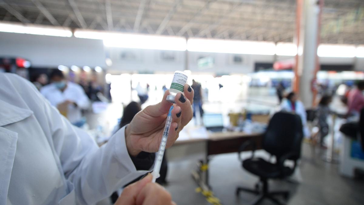 Vacinação segue como principal forma de prevenção contra casos graves e mortes pela gripe; público-alvo da vacina foi ampliado para todas as pessoas a partir de seis meses de idade (Alessandro Torres)
