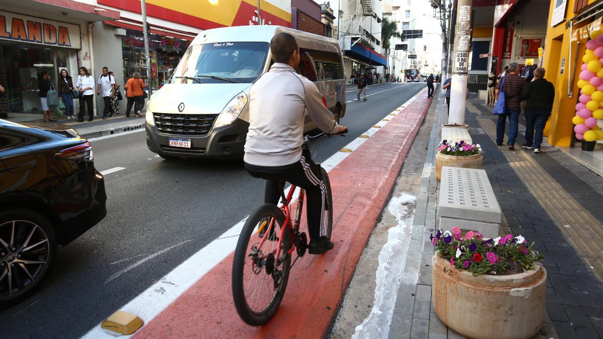 Segundo a Emdec, 830 ciclistas utilizam as ciclovias diariamente, com a maioria dos usuários sendo estudantes universitários (Kamá Ribeiro)