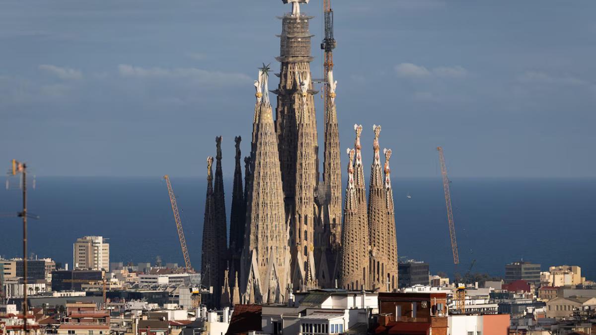 Uma foto tirada em 9 de março de 2026 mostra uma vista da Basílica da Sagrada Família, do arquiteto espanhol Antoni Gaudí, em Barcelona (Josep Lago/AFP)