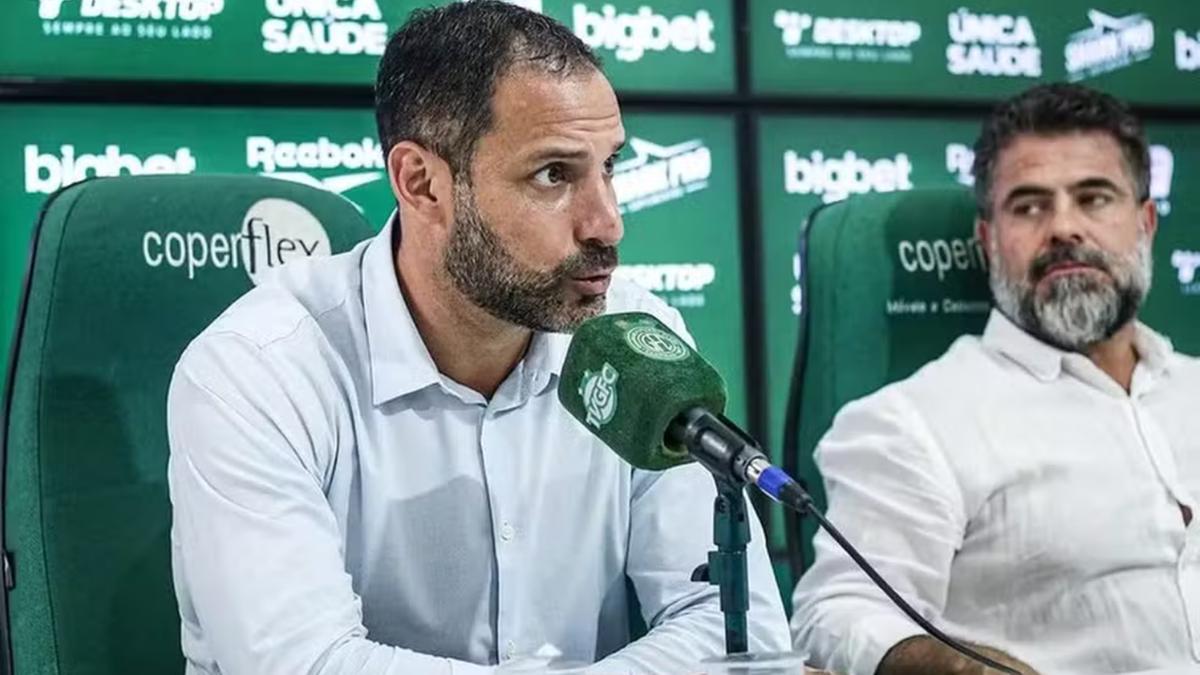O presidente Rômulo Amaro (em segundo plano) conta com o respaldo de Carlos Frontini, executivo de futebol, para conter a insatisfação do elenco (Raphael Silvestre)