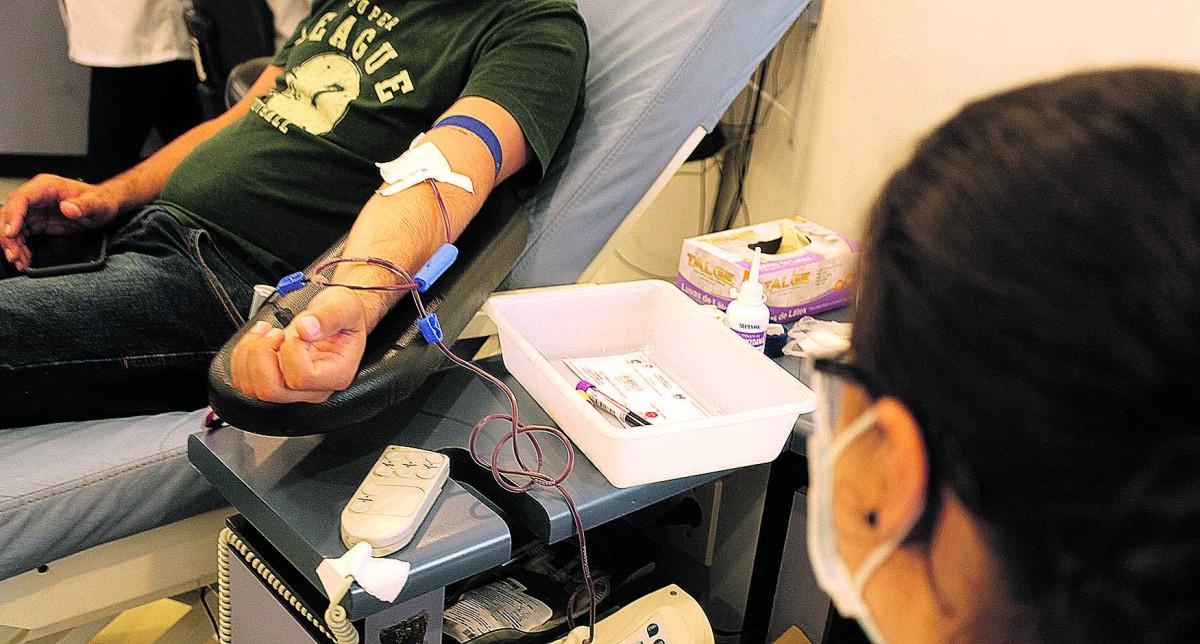 Doador de sangue no Hemocentro da Unicamp: instituto atende por meio de agendamento prévio ou por demanda espontânea, mas a orientação é para que se reserve um horário (Kamá Ribeiro/ Correio Popular)
