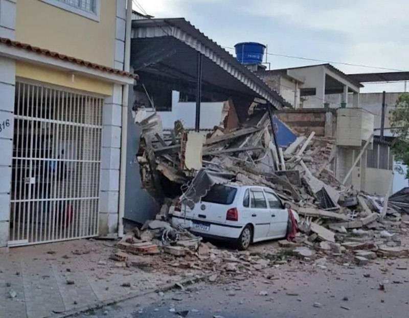 Segundo informações do Corpo de Bombeiros, três pessoas foram resgatadas dos escombros com vida (Reprodução)
